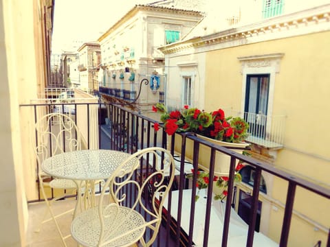 Property building, Day, Balcony/Terrace, City view, Landmark view, Street view