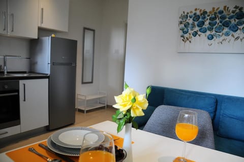 Kitchen or kitchenette, Living room, Food and drinks, Seating area, Dining area, On site
