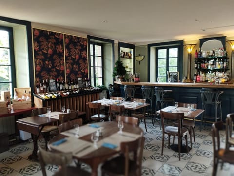 Restaurant/places to eat, Lounge or bar