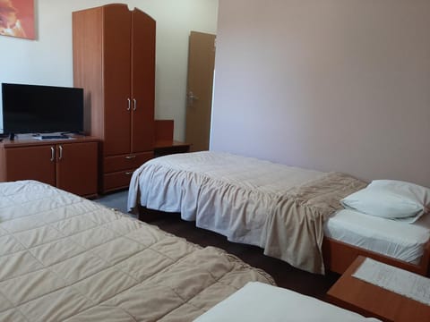 Bed, TV and multimedia, Bedroom