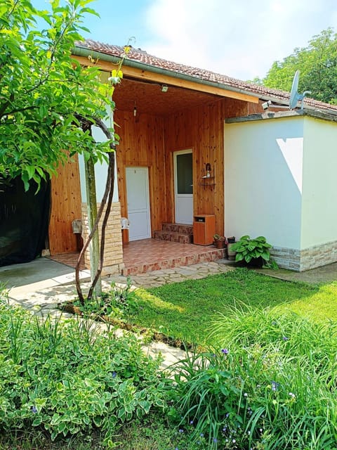 Property building, Facade/entrance, Garden, Garden view