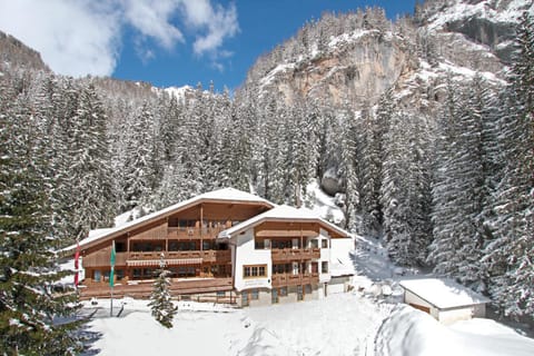 Facade/entrance, Winter