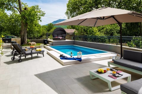 Day, Natural landscape, Garden, Food and drinks, Seating area, Mountain view, Pool view, Swimming pool, Swimming pool, sunbed