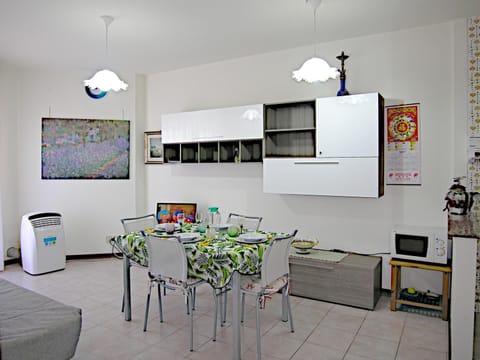 TV and multimedia, Seating area, Dining area, minibar, air conditioner