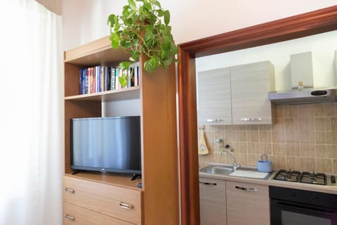 TV and multimedia, Kitchen or kitchenette, Living room, Seating area