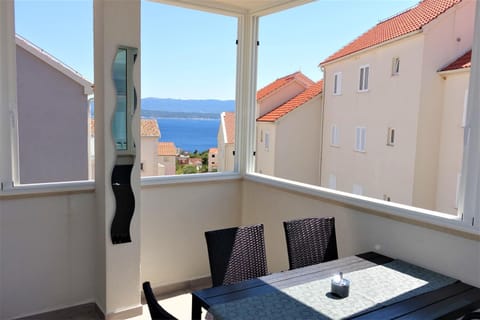 New and modern apartment Karavona Bol Apartment in Bol