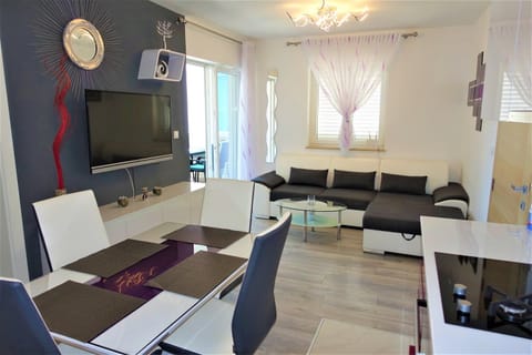Communal lounge/ TV room, TV and multimedia, Living room, Seating area, Dining area