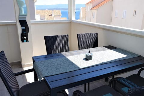 New and modern apartment Karavona Bol Apartment in Bol