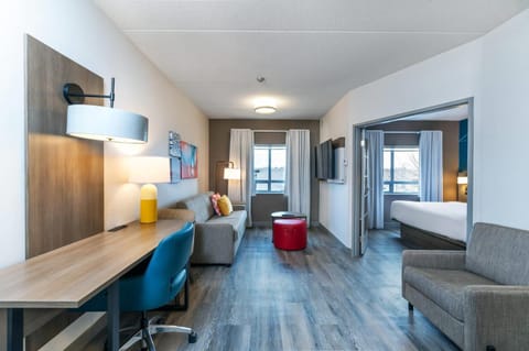 TV and multimedia, Living room, Photo of the whole room, Seating area, Bedroom