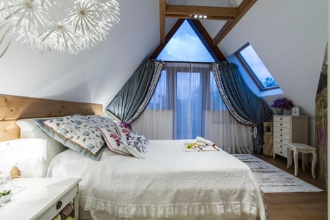 Balcony/Terrace, Bedroom, Mountain view