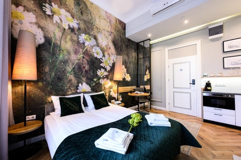 Bed, Kitchen or kitchenette, Living room, Bedroom