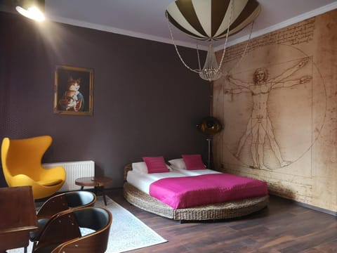 Bed, Photo of the whole room, Decorative detail, Seating area