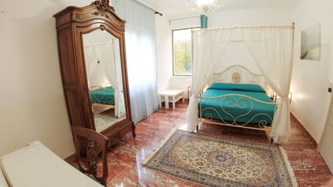 Bed, Photo of the whole room, Decorative detail