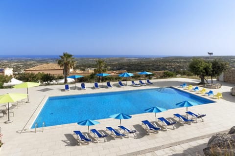 Day, Natural landscape, Solarium, Pool view, Swimming pool, sunbed