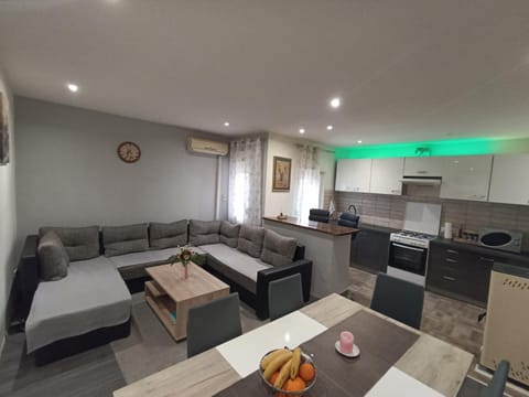 Living room, Lounge or bar, Seating area, Dining area
