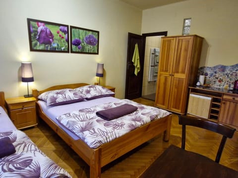 Bed, Coffee/tea facilities, Living room, Photo of the whole room, Seating area, Bedroom, towels, wardrobe