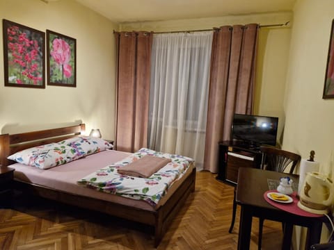 Bed, TV and multimedia, Photo of the whole room, Drinks, Non alcoholic drinks, furniture