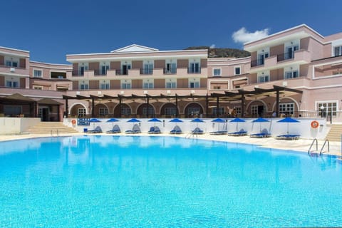 Property building, Day, Swimming pool, sunbed