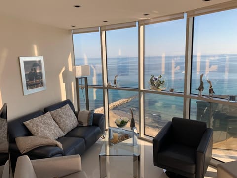 Photo of the whole room, Sea view