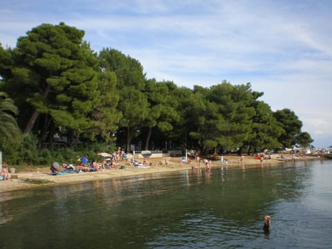 Restaurant/places to eat, Neighbourhood, Natural landscape, Beach
