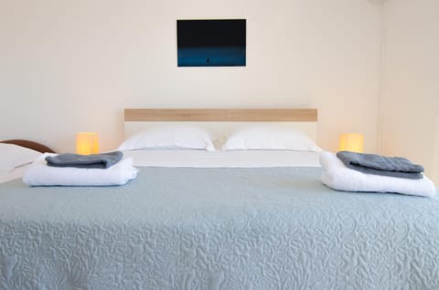 Bed, Day, Summer, Bedroom