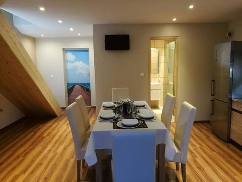 Restaurant/places to eat, Living room