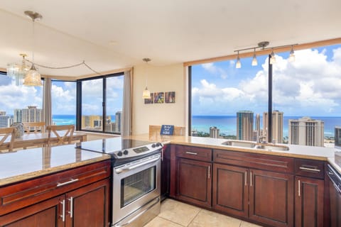 Hawaiian Monarch Penthouse 402 Apartment in McCully-Moiliili