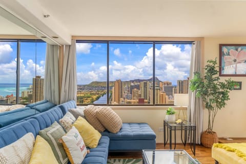 Hawaiian Monarch Penthouse 402 Apartment in McCully-Moiliili