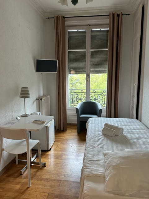 Bed, TV and multimedia, Seating area, Bedroom