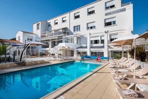 Facade/entrance, Swimming pool