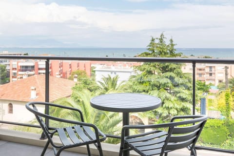 Property building, View (from property/room), Balcony/Terrace, Photo of the whole room, On site