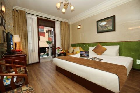 Bed, TV and multimedia, View (from property/room), Living room, Photo of the whole room, Seating area, Bedroom