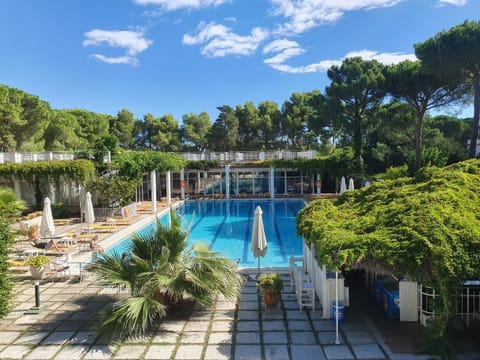 Area and facilities, Swimming pool, Swimming pool