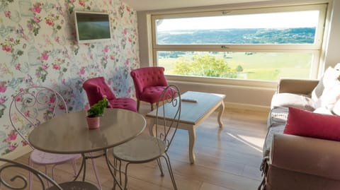 TV and multimedia, View (from property/room), Living room, Seating area, Garden view