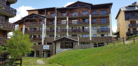 Staff, Facade/entrance, Food close-up, People, Children play ground, Balcony/Terrace, Lobby or reception, Business facilities, Banquet/Function facilities, Kids's club, Evening entertainment, Animals, Meeting/conference room, Food, Pets, Mountain view, Entertainment, Certificate/Award, Family, Facility for disabled guests