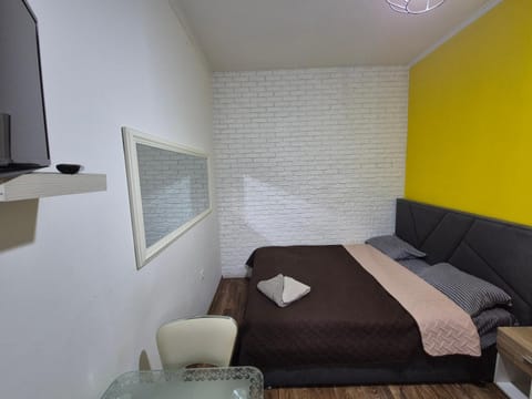 Bed, TV and multimedia, Photo of the whole room, Seating area, Bedroom