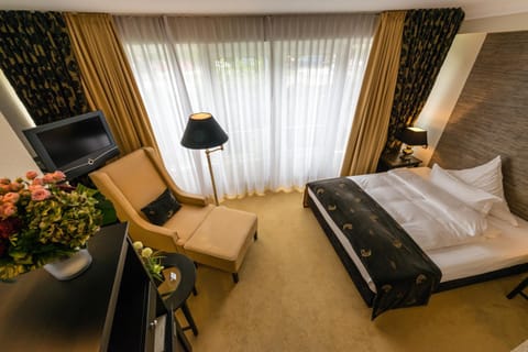 Bed, Seating area, Bedroom