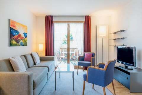 TV and multimedia, Balcony/Terrace, Living room, Decorative detail, Seating area