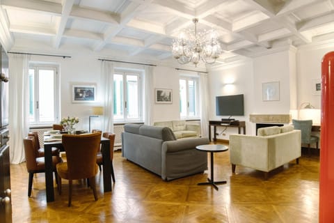 TV and multimedia, Living room, Seating area, Dining area