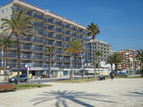 Property building, Facade/entrance, Sea view, Location