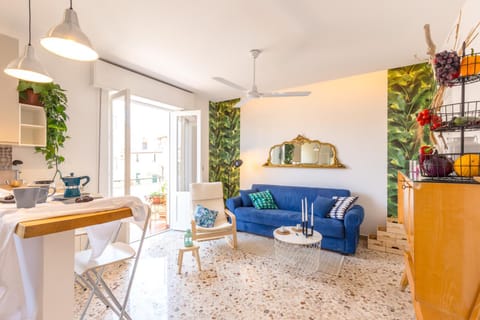 Living room, Lounge or bar, Seating area, Dining area