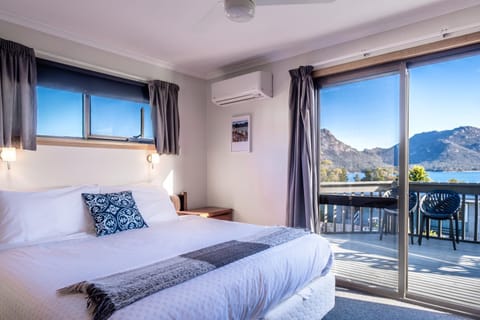 Bed, View (from property/room), Balcony/Terrace, Photo of the whole room, Dining area, Bedroom, Mountain view, air conditioner