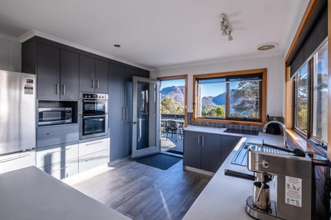 Kitchen or kitchenette, Dining area, dishwasher, minibar, pet friendly, stove, toaster