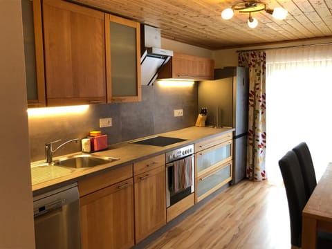 Kitchen or kitchenette, Dining area, Breakfast, dishwasher, oven, pet friendly, stove