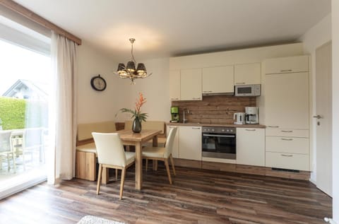 Coffee/tea facilities, Kitchen or kitchenette, Dining area, stove