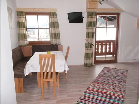 TV and multimedia, Seating area, Dining area