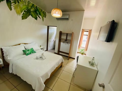 Bed, TV and multimedia, Photo of the whole room, Bedroom, towels, air conditioner