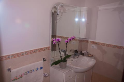 Day, Summer, Bathroom, Decorative detail, On site