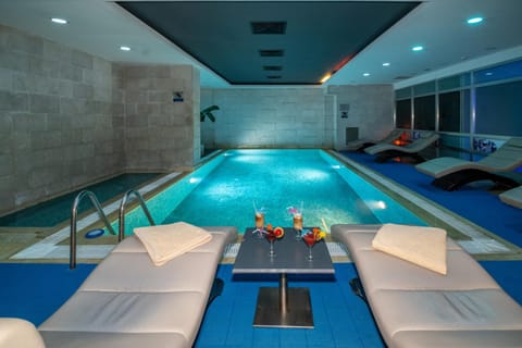 Pool view, Swimming pool, sunbed