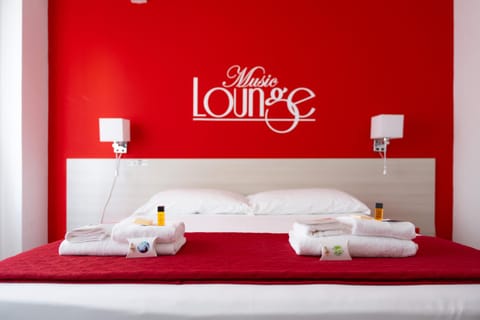 Bedroom, towels